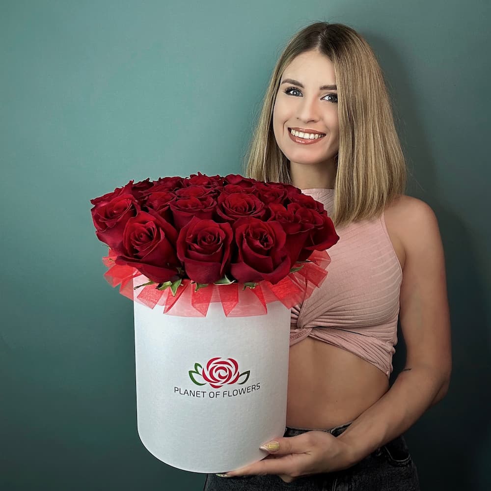 25 красных роз в коробке