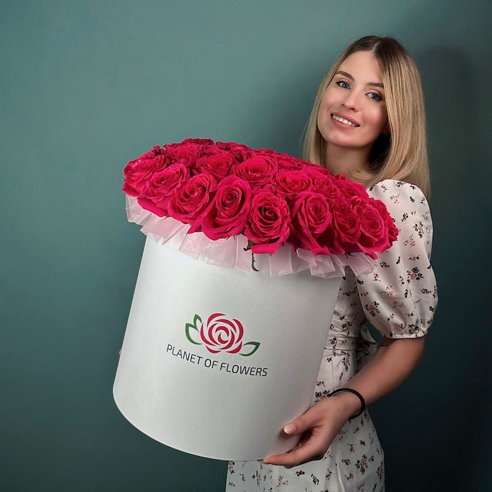 51 розовая роза в коробке